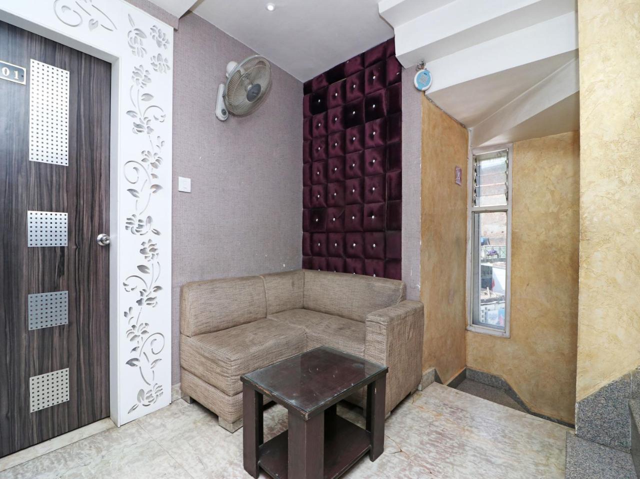 Hotel Oyo 4011 Travellers 2*